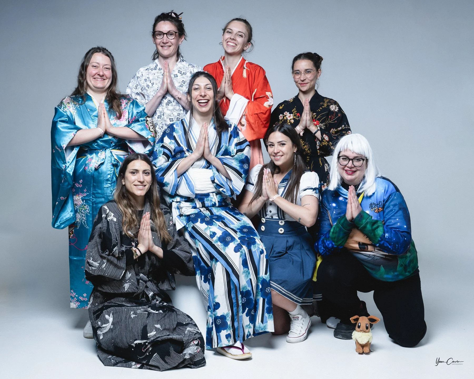 Groupe de femmes souriantes en kimonos colorés posant en studio pour un EVJF Ardèche festif