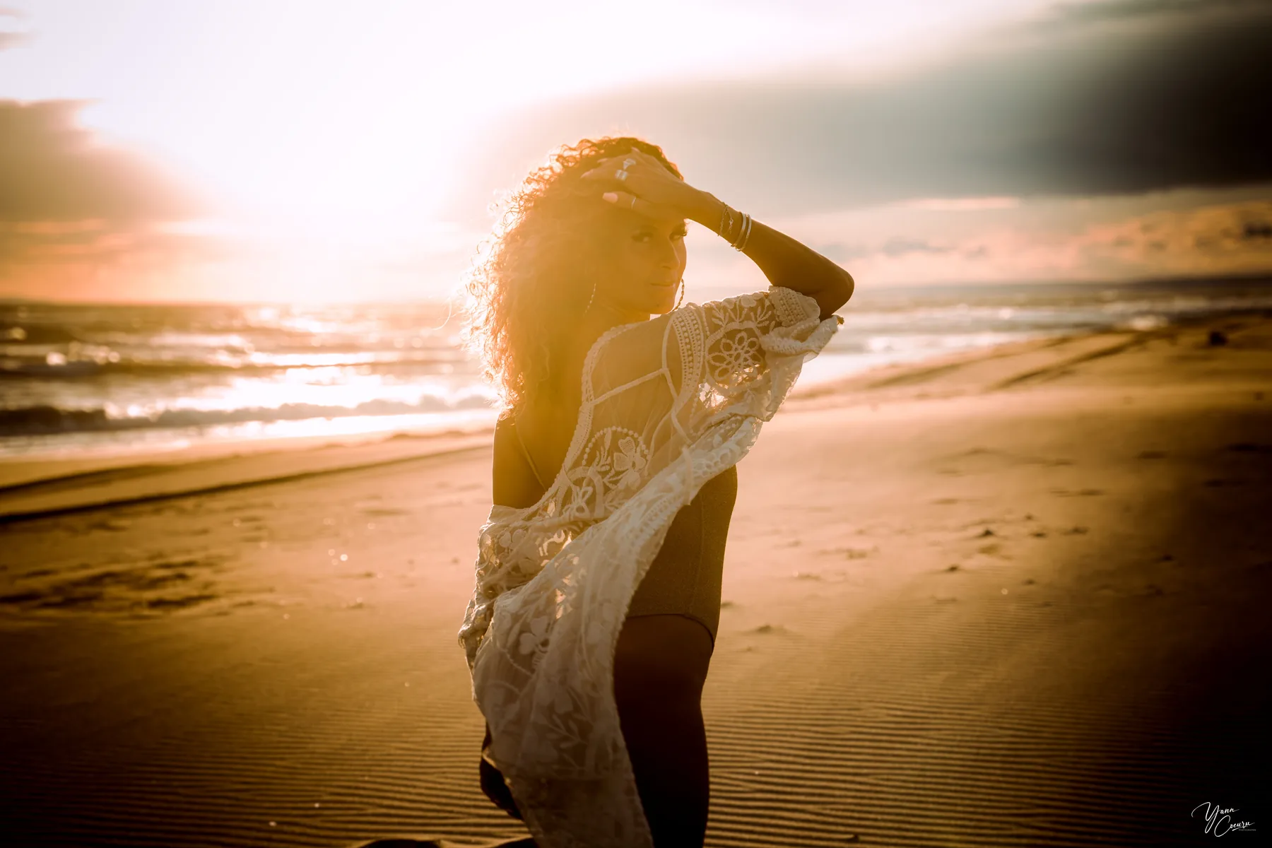 Femme en robe blanche dentelle séance plage Camargue coucher soleil doré