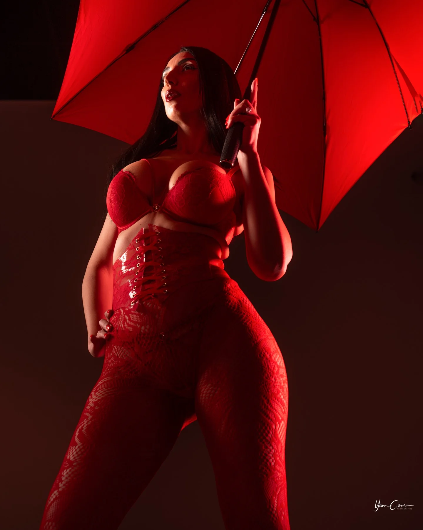 Book mode Paris — shooting mode dramatique parapluie rouge — photographe Yann Cœuru