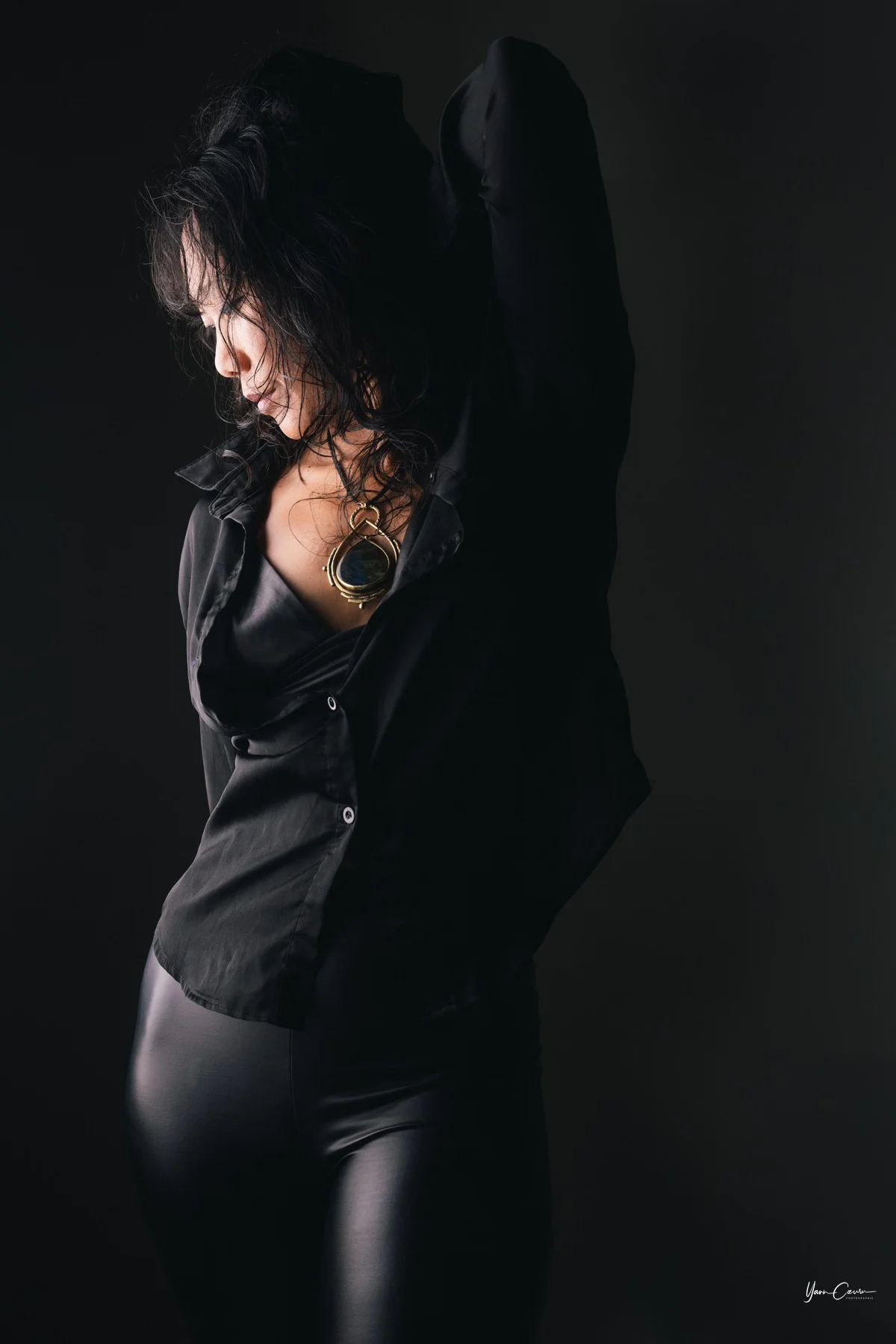 Book mode Milan — portrait clair-obscur tenue noire — photographe Yann Cœuru