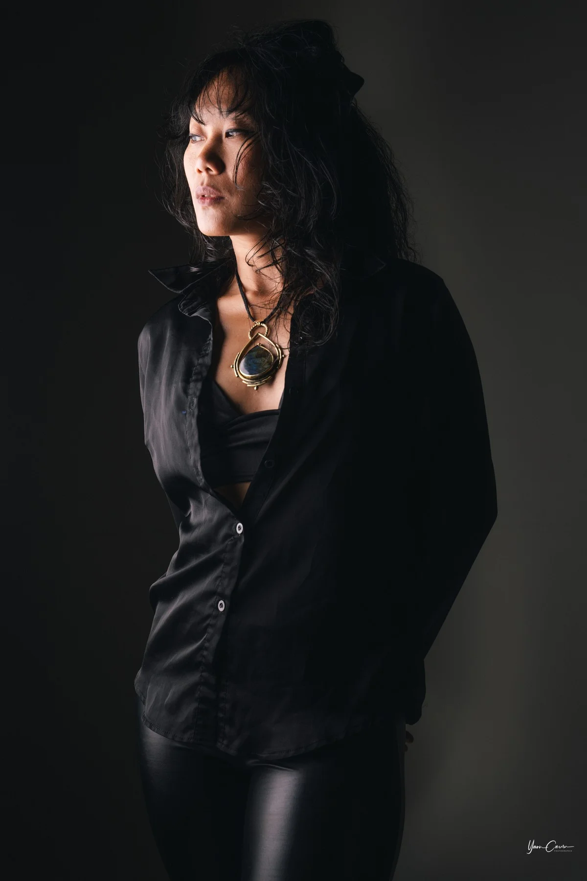 Book mode Milan — portrait studio noir pendentif doré dramatique — photographe Yann Cœuru