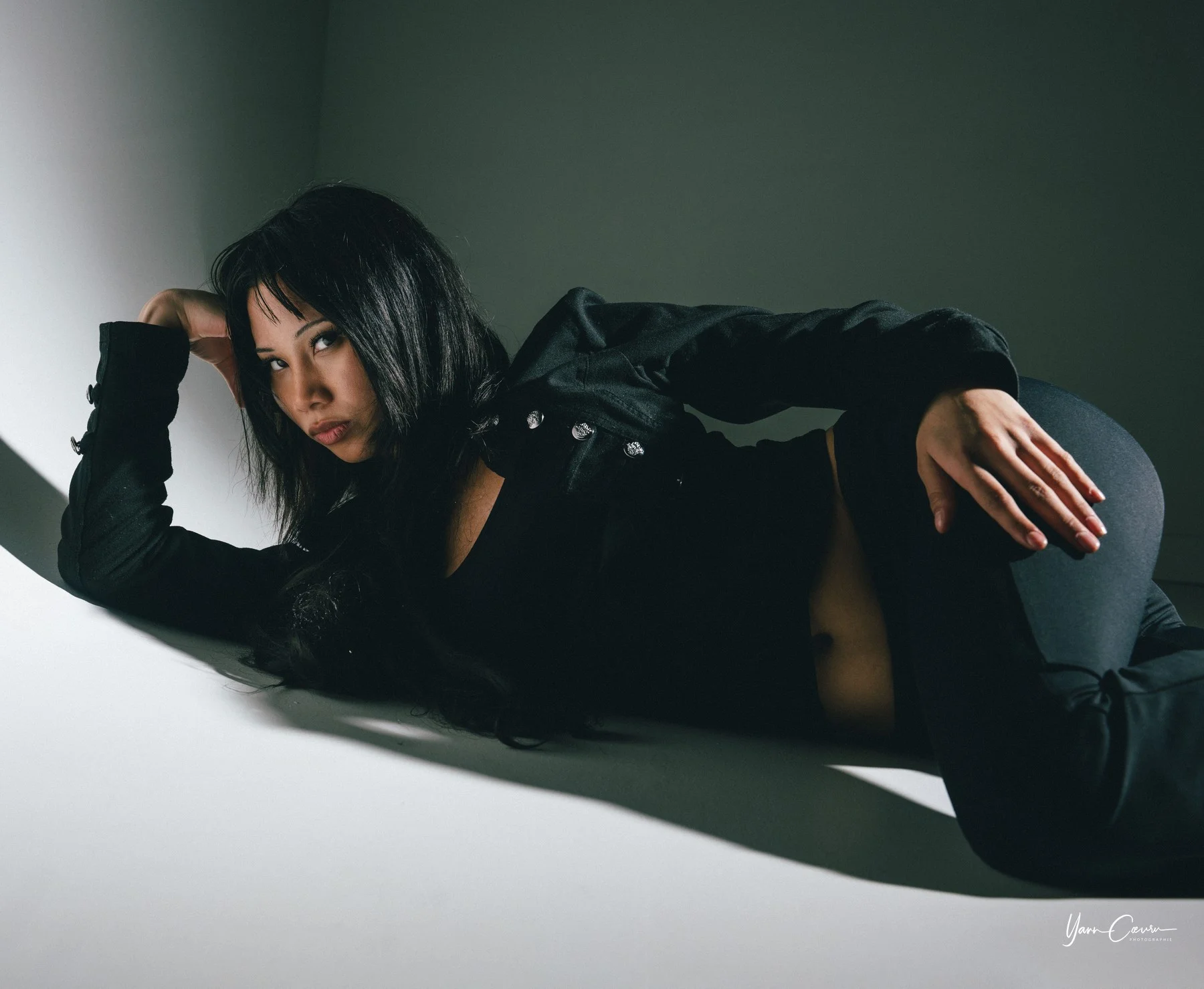 Séance portrait femme au sol en noir, jeu d'ombres et lumières en studio, photographie Yann Coeuru Ardèche
